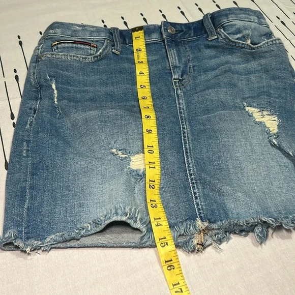 Tommy Hilfiger Slightly Distressed Jean Mini. Denim Skirt. Size 4 - Picture 5 of 8